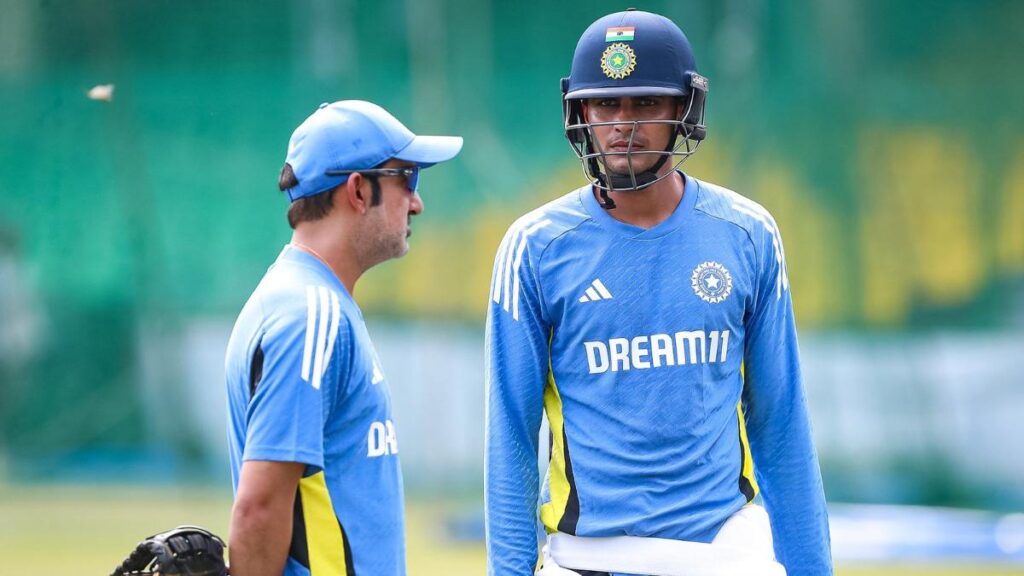 Indian head coach having a chat with young batter Shubman Gill. 